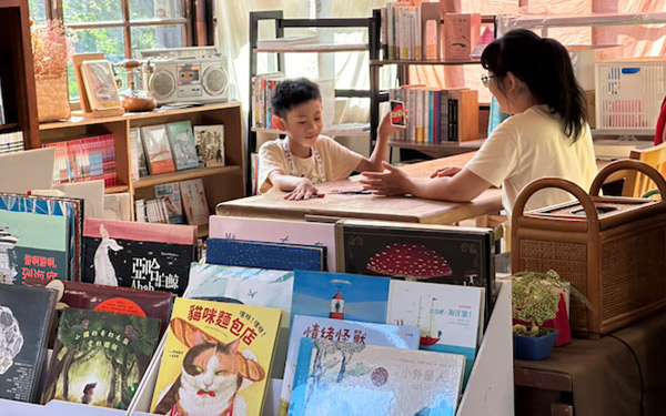 ポエトリーズ・フロム・ザ・ブックストアズ